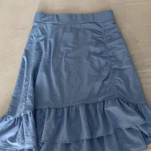 Blå kjol från Gina tricot  Köpt för 179kr men säljer för 80kr St.S Aldrig använd