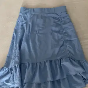 Blå kjol från Gina tricot  Köpt för 179kr men säljer för 80kr St.S Aldrig använd