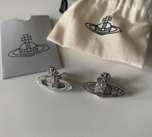 Vivienne Westwood örhängen  - Jätte fina Vivienne Westwood örhängen som inte används så mycket alls! Dystrare och box kommer med!💕