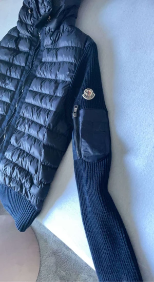 Moncler cardigan  - Säljer min moncler cardigan  Storlek M