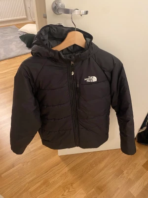 the north face jacka  - Säljer the north face jacka i storlek XS Ny pris runt 900-1200kr  Mycket bra skick inge hål eller liknande!  