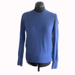 Blå jättefin tröja från Lindex med guldknappar på armarna! Använd fåtal gånger! Säljer för 180kr+frakt