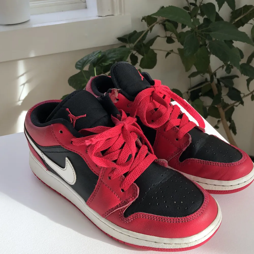 Säljer mina supersnygga vinröda jordan 1s! Så snygga och sköna! Lite slitna på få ställen, (kontakta för bilder). Säljer de då dom blivit försmå!. Skor.