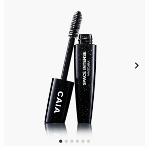 Space intense mascara🤩🖤 - Space intense mascara från caia från förra årets julkalender. Bara testad och säljer då jag har fler! Mpgra av ”stjärnorna” på utsidan är lite bortsuddade då den legat i min låda men den är nästan full med produkt!🖤💋