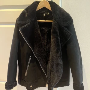 Jacka från Divided - Mocka jacka fordrad  Storlek 40 men är liten i storlek