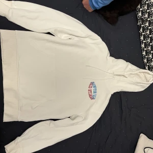 Vit Hoodie med tryck på ryggen - Vit hoodie med tryck på ryggen. Sparsamt använd. Storlek S. 