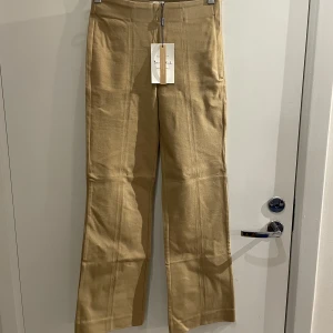 Byxor  - Säljer dessa HELT NYA Bondelid byxorna som fortfarande har prislappen kvar.  De låg bara lång in i garderoben och kom aldirg till någon till användning. Nypris på 700