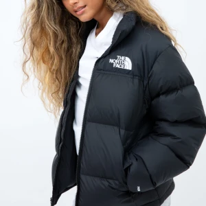 The north face jacka - Säljer nu min the north face jacka på grund av att den inte kommer till användning. Den är i bra skick utan några defekter. Köptes här på plick för 2 000 kr. Det är M i dam storlek så skulle säga att den sitter som en S. Skriv för mer bilder 🥰