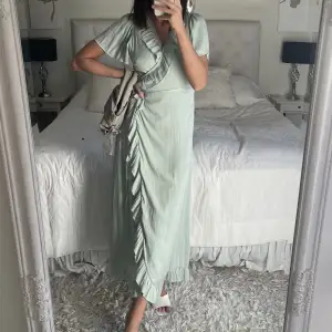 Säljer denna superfina klänning från Nelly.com märket Dry Lake. Ny med tags. Säljes pga för stor för mig. :( Jag är 175cm lång.