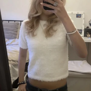 Fluffig tröja - Fin tröja, men är för liten för mig(inte min bild)