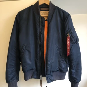 Alpha industies bomberjacka - Säljer nu denna ursnygga bomberjacka, säljer i fint skick i storlek S, nypris ligger på cirka 2200kr