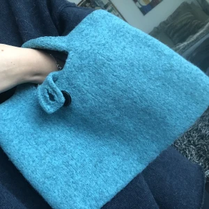 Datorväska  - Ryms liten dator eller ipad, i stickat material