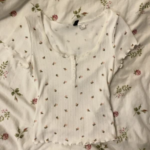 Blommig topp - En vit överdel med små blommor på, använda bara några gånger, skriv vid fler frågor 💕
