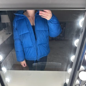 Blå jacka  - Säljer min blåa jacka från hm då jag tröttnat på den. Bra skick och säljs för 549 kr på hm hemsida. Pris går att diskutera vid snabb affär 