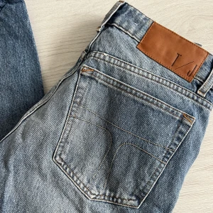 Tiger of Sweden - Jeans från Tiger of Sweden i strl 26/32. Använda fåtalet gånger och är därav i jättefint skick.