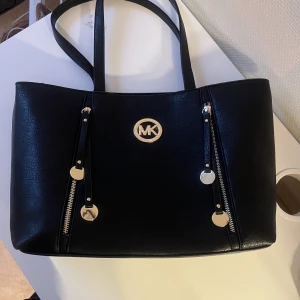 Michael kors - Michael kors väska helt ny aldrig använd, ej äkta 