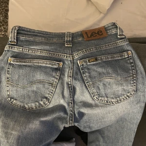 Lågmidjade jeans - Säljer nu mina fina jeans från lee såsom inte kommer till användning! Super fin färg och passform. Midjemått: 74 cm. Innerbenslängd: 80 cm. Hör av er vid frågor💓💓