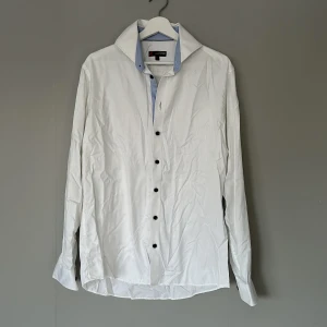 Skjorta - Använd fåtal gånger - i fint skick  