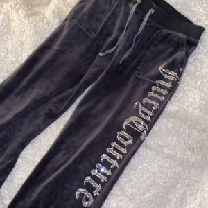 Juicy couture byxor - Säljer dessa juicy byxor då dom inte kommer till användning. Står att det är storlek xxl men passar mig perfekt som vanligtvis har storlek M i byxor. Dom är inte äkta!