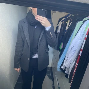 Mörkgrå kort kappa - Säljer denna superfina mörkgråa höstjacka. Använd en gång, fri från fläckar etc. Hör av dig vid frågor. Kan gå ner i pris vid snabbt köp. 