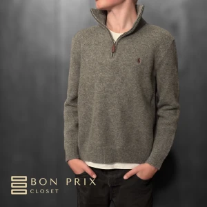 Ralph lauren halvzip - Riktigt snygg Ralph lauren halvzip i riktigt härligt material✨. Passar 160/168.  Modellen på bilden är 169❄️  Skriv vid frågor eller funderingar🍁