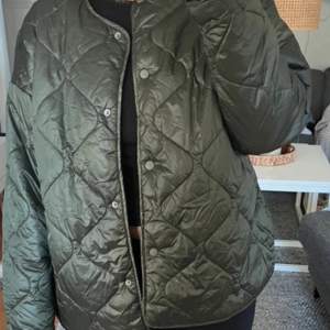 Säljer denna super snygga quiltade jackan från Lindex!  Perfekt till hösten och vintern! Nypris: 700kr och säljer den nu för 400kr 🍁 Storlek:  M  
