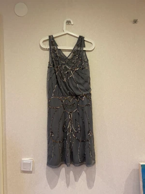 Klänning  - Säljer min klänning då den inte passar. Skit snygg perfekt inför fester och nyår osv. Ny pris 850kr säljer för 350kr pris kan diskuteras. Skriv för fler frågor osv 