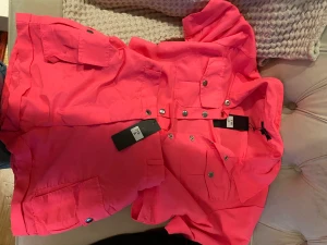 Sett  - Säljer mitt rosa shorts sett som aldrig används då den inte passar mig. Perfekt för sommaren. Skriv för fler frågor eller bilder. Pris kan diskuteras. 