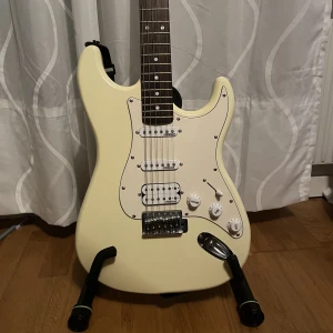 elgitarr 🎸  - beige elgitarr ⭐️ inga defekter. 800kr för gitarren och 1000kr för gitarren och förstärkaren. Priset går att diskuteras! 