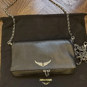 Zadig & voltaire - Säljer min zadig & voltaire väska då den inte kommer till användning längre. Den är använd ett antal gånger, men den är i ny skick! Nypris är 3500. Dustbag och påse medföljer!