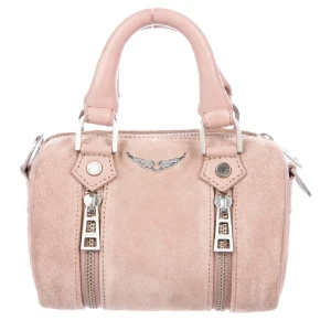 Rosa Zadig Väska - Säljer denna coola Rosa Zadig väska i minsta storleken! Väldigt smutsig men det går säkert att ta bort ifall man vill❤️ Skriv för fler bilder. Går att diskutera priset.💕