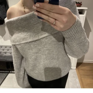 Off shoulder tröja - Säljer min stickade off shoulder tröja från hm! Säljer min för 250 men priset kan sänkas vid snabb affär! Skriv vid frågor och funderingar! 💕💘