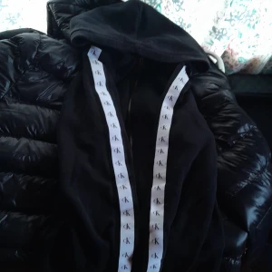 Hoodie - Säljer min calvin klein hoodie till ett billigt pris