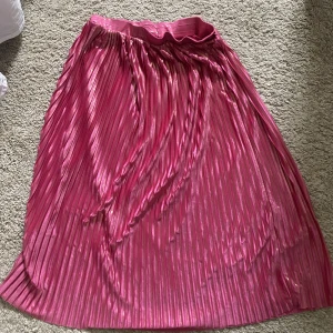 Skimrig kjol - Skimrig medellång kjol från mango, strl M