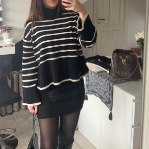 Stickad tröja  - Använd med är i fint skick, inga noppror!! Frakt tillkommer 🖤🤍