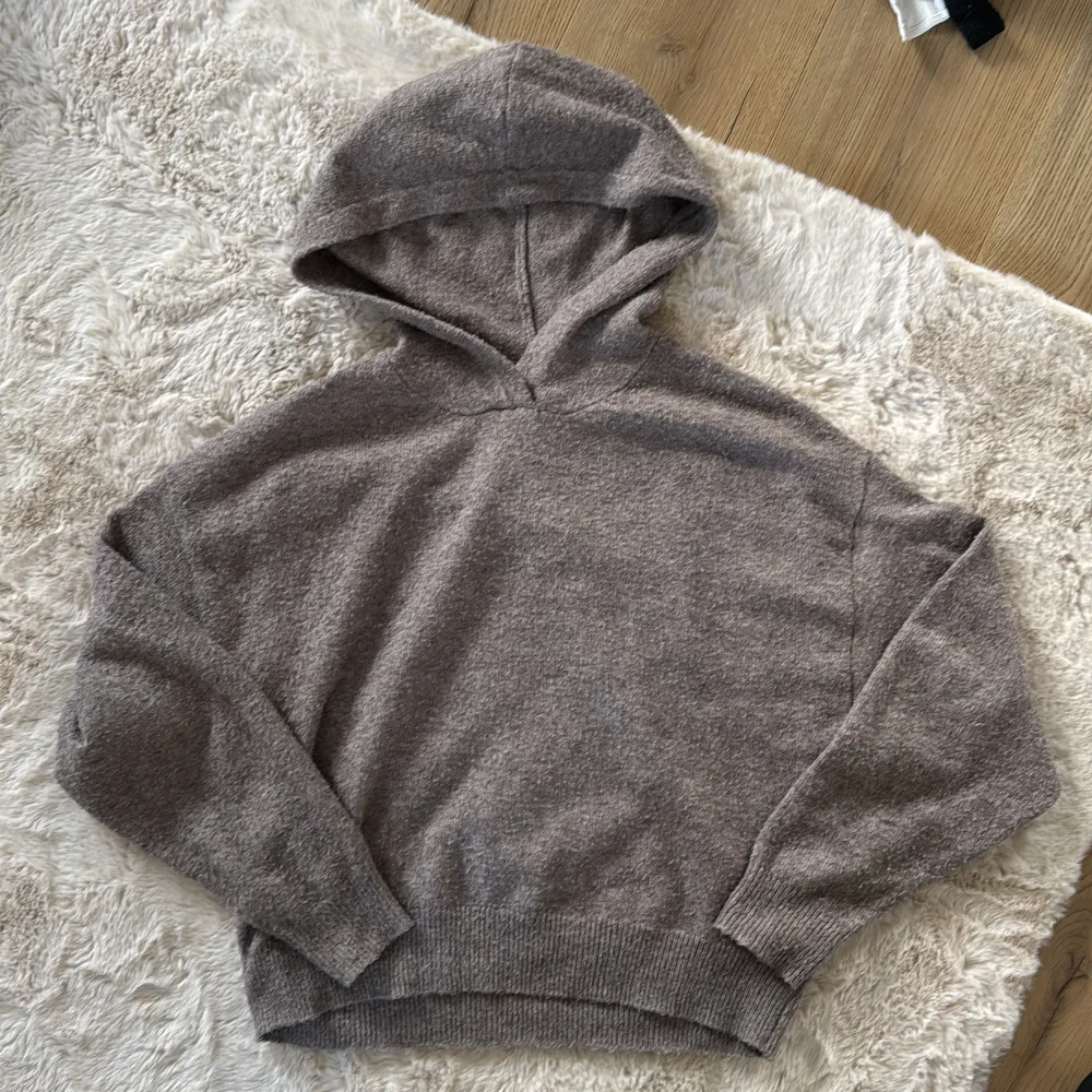 Stickad hoodie från Lindex, har tappat kort snöret men jättefin utan ändå🫶🏻 brunbeige aktig i färgen. Hoodies.