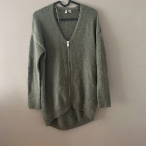 Kofta - Kofta. I grön färg. Stickad. I storlek xs passar även s-m