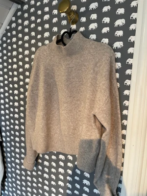 Other stories halvpolo - Beige/grå. Kan inte se att färgen finns kvar att köpa. Använd en gång. Str s. Från & Other stories. 