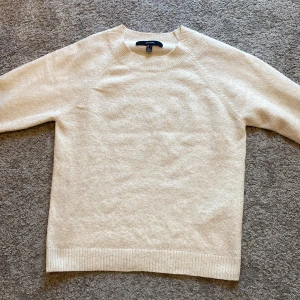 Begie stickad tröja  - Säljer min vero moda tröja i storlek L (skulle säga passar M-S också) 💘Säljer pågrund av att den inte kommer till användning och är förstår för mig ! 💭 Fler bilder skriv 