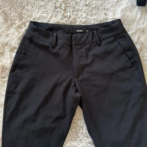 Lågmidjade kostymbyxor  - Säljer dessa lågmidjade kostymbyxor från bikbok i storlek 36, passar även 34. De är i straight/bootcut och har även slits vid fötterna🩷 