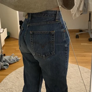 Levis jeans  - Jättesnygga levis jeans, jag har S och de passar mig. 