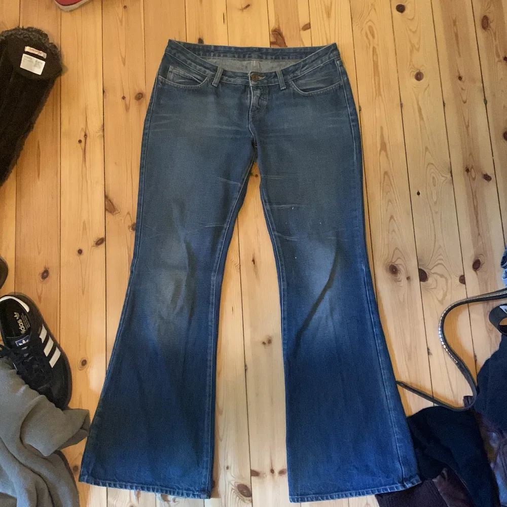 innerbenslängd:81  jättesnygga bootcut jeans perfekta för hösten!! snygg blå färg och röd detalj på fickan!!  säljer pga att de inte passade. sista bilden är från den gamla säljaren. Jeans & Byxor.