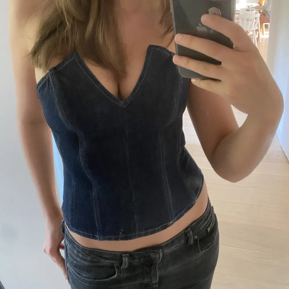 Cool jeans korsett topp från zara. Med jättebra passform. Storlek S och säljs för 400 kr exklusive frakt ❤️. Toppar.