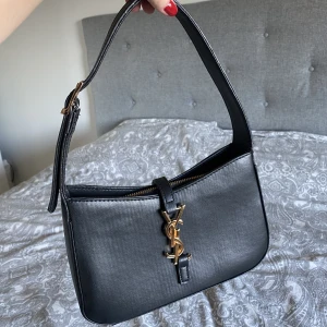 Svart handväska - Helt ny väska. Bra replik. 