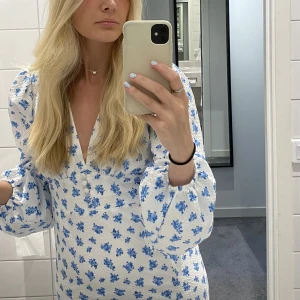 Klänning - Säljer denna klänning från Gina Tricot i strl S, 400+frakt