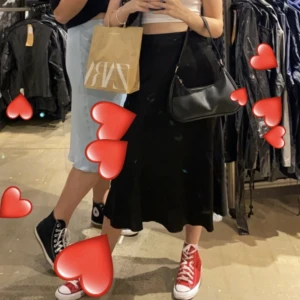 Skor, converse  - Säljer dessa röda converse i strl 39, knappt använda, säljer för 450kr+frakt