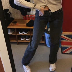 Jeans - Säljer dessa mörkgrå jeans i midrise från Zara i strl 36, säljer för 250+frakt