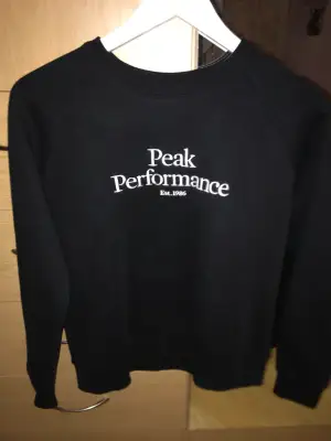 Fin Peak Performance tröja i väldigt bra skick, svart och storlek S. Nypris ca 800kr
