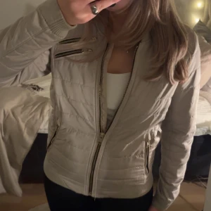 Beige jacka!!🤍🤍 - JÄTTEfin!!! Beige tunnare beige jacka i stl 36! 🤍🤍 Den är i mycket fint skick och den har även ett lite blommigt innefoder! (Skriv för bild)!💞💞 Den är från ”Måns Zelmerlöw - JOFANA”!😍  Köparen står för frakt men kan mötas upp i Uppsala!💞💞