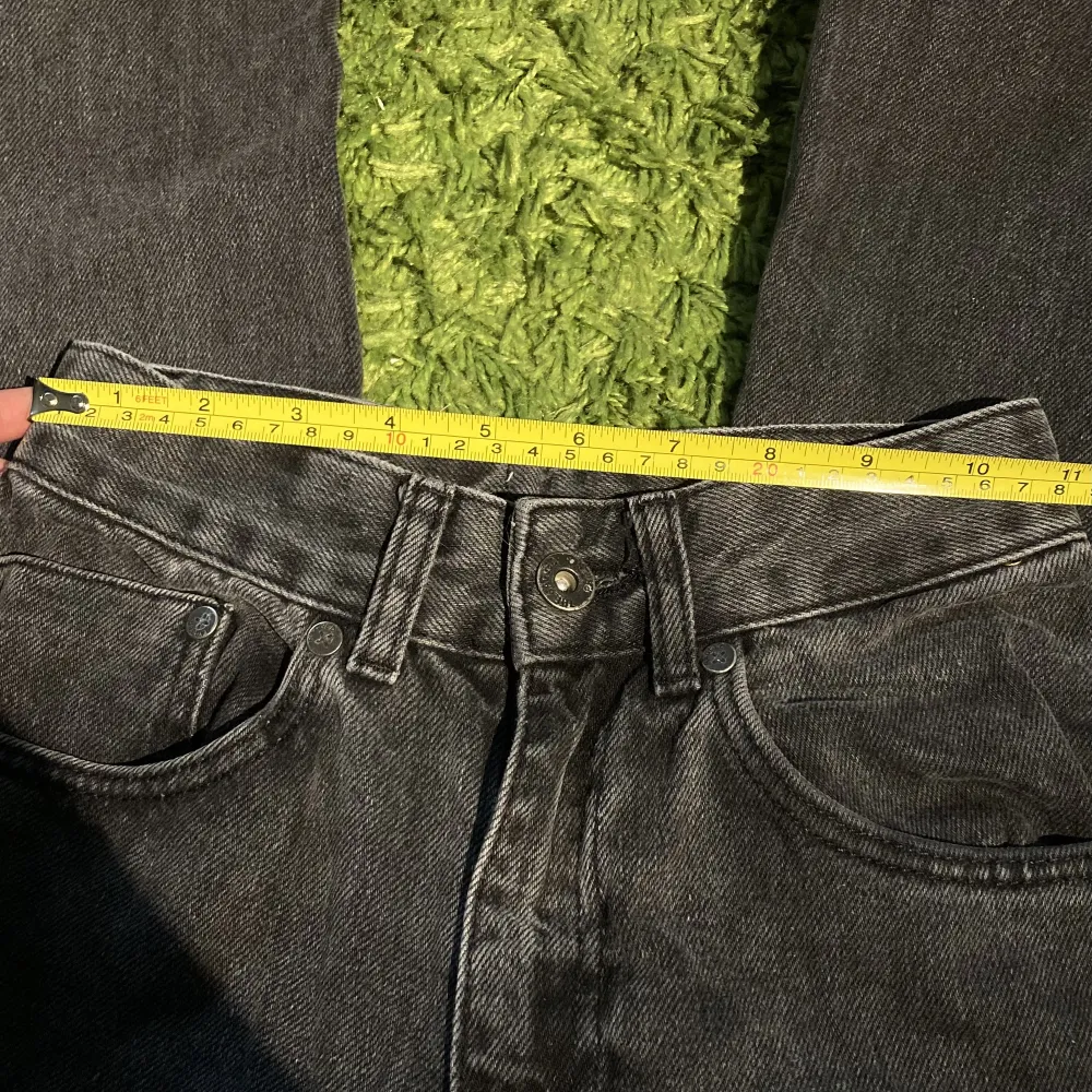 Jättecoola jeans från The Ragged Priest med väldigt vida ben, i använt skick men inga skador. Storlek: 24/xs. Hör av dig om du undrar något💗 Mått: Längd: 100cm Bredd byxben: 30cm Midja: 28,5cm. Jeans & Byxor.